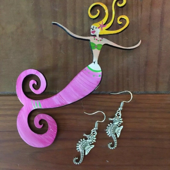 SEAHORSE DROP EARRINGS Silvertone Last 1 FINAL $$ - Picture 2 of 4